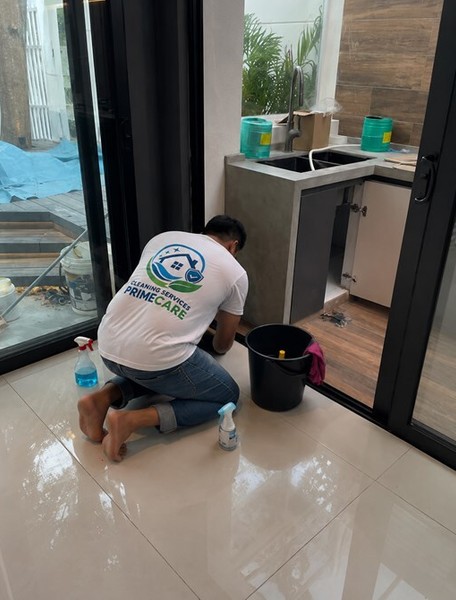 Move in move out cleaning in Malaysia — Cleaning Services Primecare cleaner cleaning an empty unit